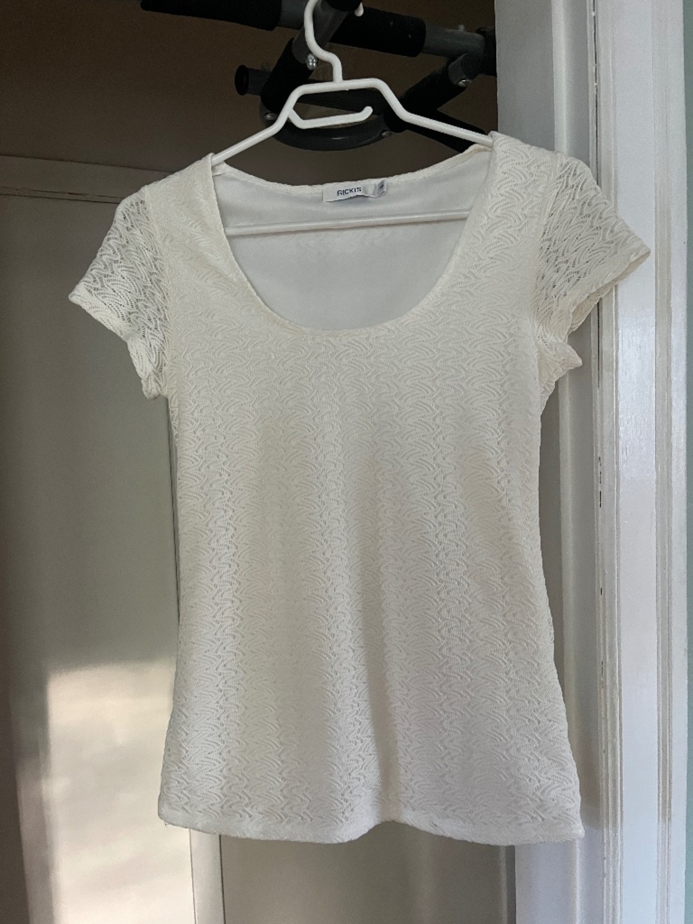 Ricki's White Textured Wave Lace Scoop Neck Top - Small